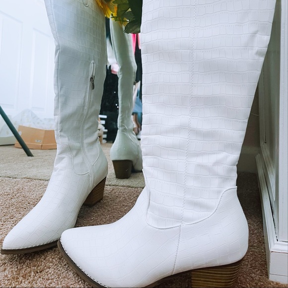 NEW COWGIRL BOOTS - Picture 2 of 5